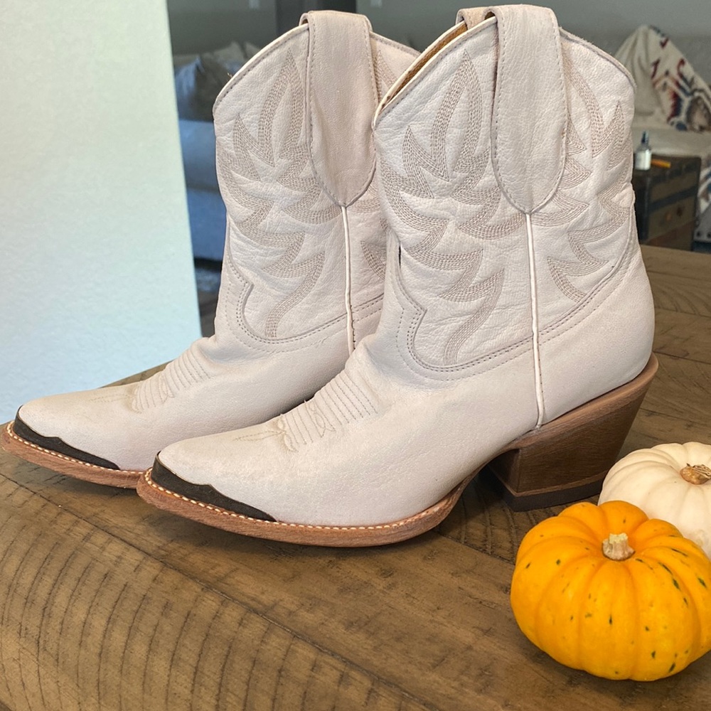 Cowboy/cowgirl boots